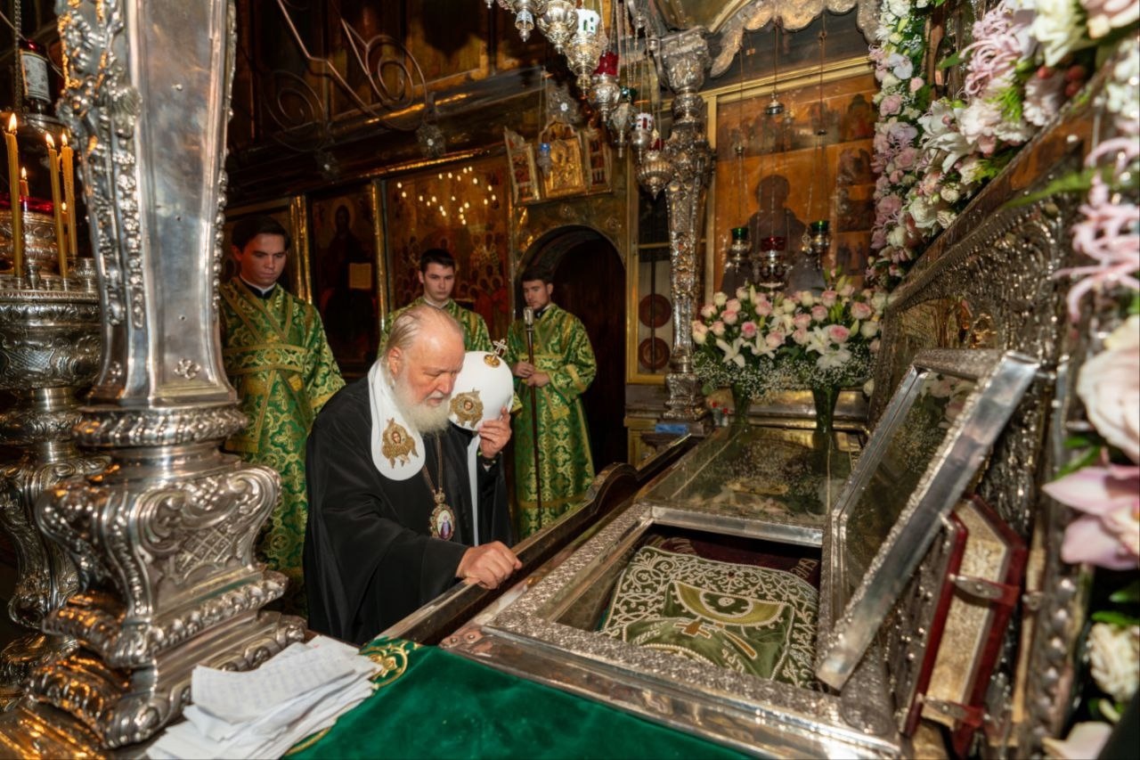 Человек, живущий для себя, в конце жизни вспомнить ни о чем не может. Ну да, всё имеет — богатство, дома, машины, еще что-то. А о чем вспомнишь на краю жизни и смерти? О том, что у тебя дорогой автомобиль в гараже стоит? Или что у тебя два или три богатых дома? Не вспомнишь никогда, а если вспомнишь — только с сокрушением. А вспомнить захочется о том, что ты сделал по закону Божиему, по воле Божией, какое доброе дело ты совершил. Вот почему святые угодники и говорят: «Спешите делать добрые дела! Не успеете опомниться, как вот уже и конец жизни». А как же туда идти без добрых дел? Что Богу ответить на Его простой вопрос: «Помог ли ты? Облегчил ли чьи-то трудности и страдания?» И что если не найдется сказать: «Господи, с Твоей помощью я сделал что-то, что мне казалось нужным для людей, находившихся в трудном положении»? Какая тогда надежда на то, что Господь тебе скажет: «Войди в Царство Мое»? Для таких людей Божие Царство закрыто, ибо вера без дел мертва есть (Иак. 2:20).

Говоря так, я обращаюсь не только к прихожанам, к мирянам — я обращаюсь к архиереям, к священникам, ко всем братьям своим и сестрам своим. Когда мы постоянно служим в храме, наше духовное зрение тоже иногда затмевается. Обращая внимание на каждодневные задачи и заботы, мы нередко упускаем из виду необходимость совершать добрые дела. Но вот сегодняшний день учит нас, что именно добродетель святых угодников приблизила их к Божественному Царству. Добрые дела, совершаемые нами, — это то, что приближает нас ко Господу и что является некой небольшой жертвой за наши грехи. Когда мы совершаем добрые дела, отдавая от себя другим, мы тем самым реально приносим жертву Господу.
---
Из проповеди в день памяти преподобного Сергия Радонежского после Литургии в Троице-Сергиевой лавре, 8 октября 2024 года